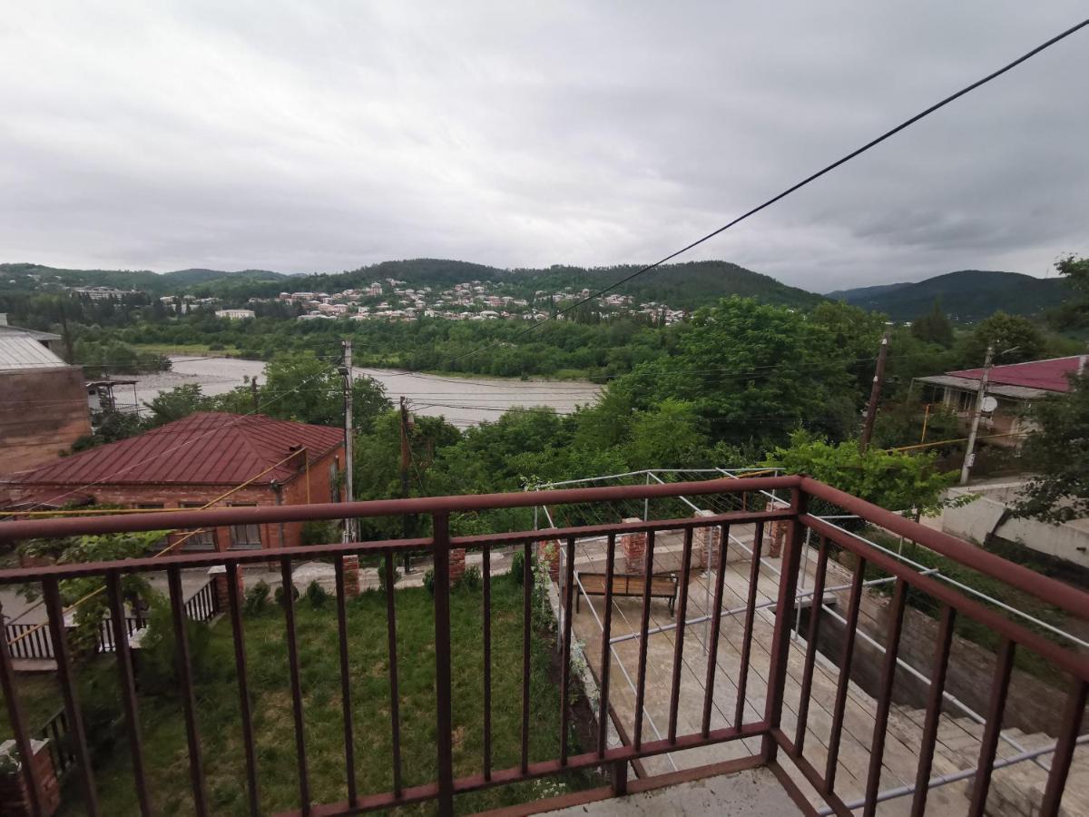 Guesthouse Luka Koetaisi Buitenkant foto
