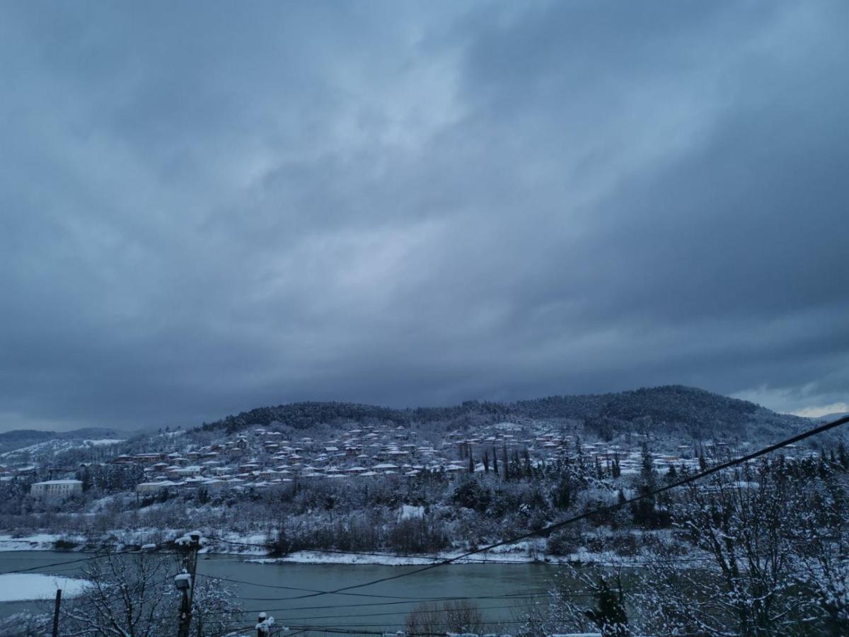 Guesthouse Luka Koetaisi Buitenkant foto