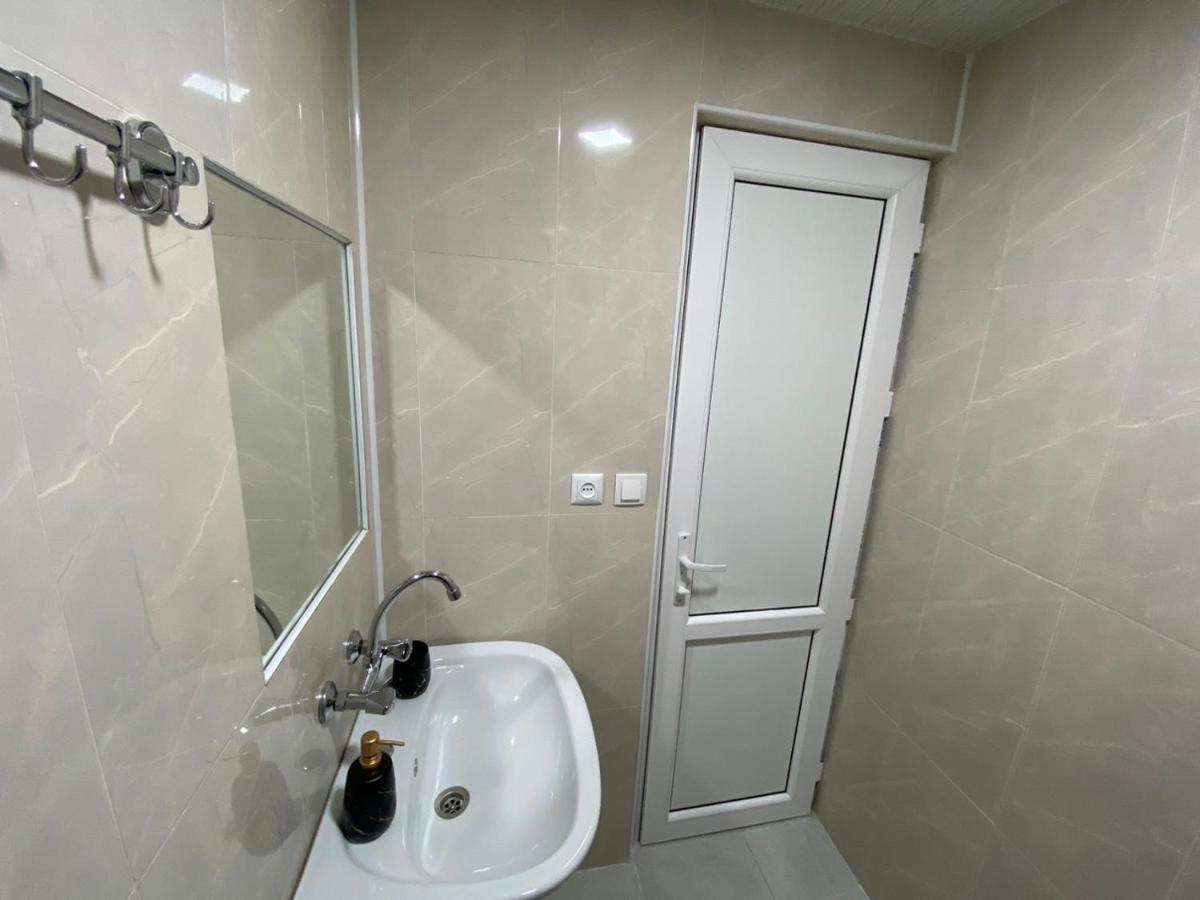 Guesthouse Luka Koetaisi Buitenkant foto