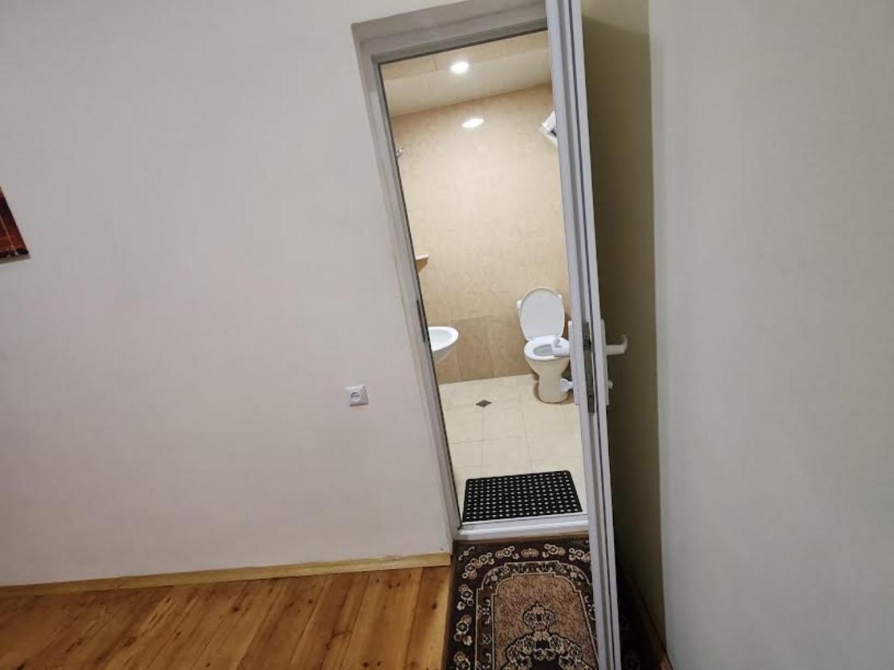 Guesthouse Luka Koetaisi Buitenkant foto